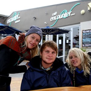 Vlnr is die opgewonde â€œontdekkersâ€ van die Nieu-Seelandse Kuslyn in Nieu-Seeland, Sanhcia Chivell, Dickie Chivell en Karli van Straten